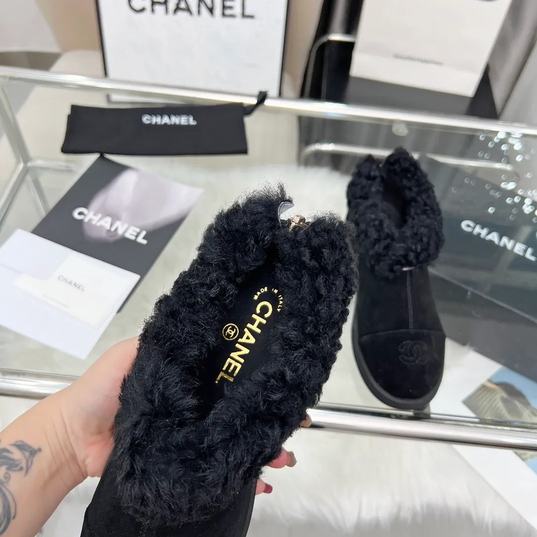 👟👟Ex-factory price 540👟👟 High version of Chanel CHANEL, 🌞🌞🌞Xiaoxiang’s latest 2025 autumn and winter short boots, a must-have item for this autumn and winter season! ! Ms. Chanel loves simple yet irresistible combinations to show her unique style. Mix and match freely to shine⚡Follow Grandma’s fashion steps! ! ! The top-notch craftsmanship and texture are perfectly presented. No matter any details, you can compare them with the counters. The best quality products can be entered and exited from the counters at will! ! ❶Material: imported cowhide/cow suede/wool ❷Lining: sheepskin lining ❸Feet: sheepskin ❹Outsole: original molded sole ❺Heel height: 3cm ❻Number of yards: 35-40 (40 and 41 are customized and non-refundable)